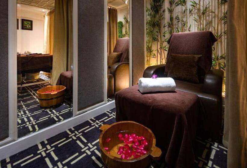 Victor Metropolis Hotel & Rooftop Bar