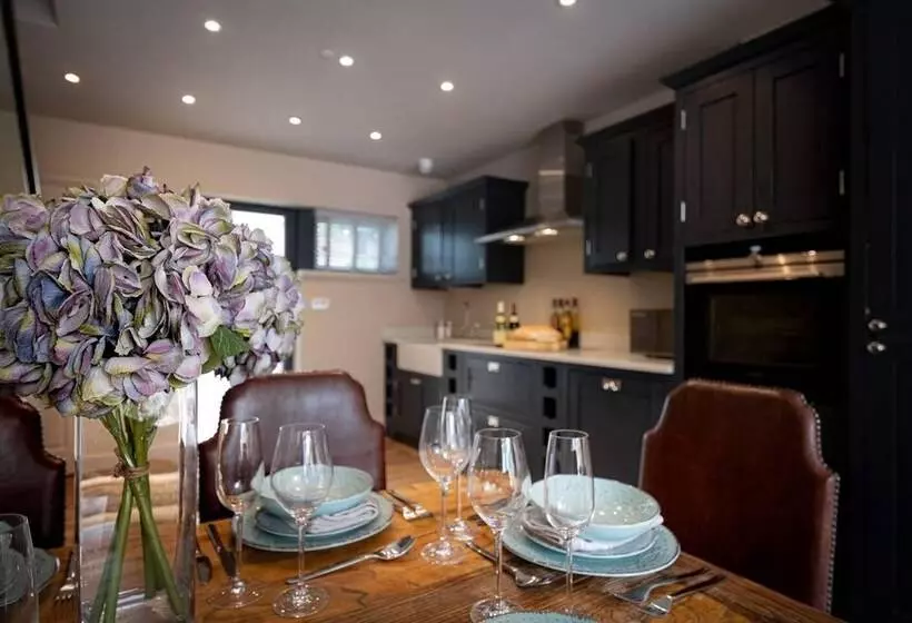 اقامتگاه Contemporary Luxury Town House Cheltenham
