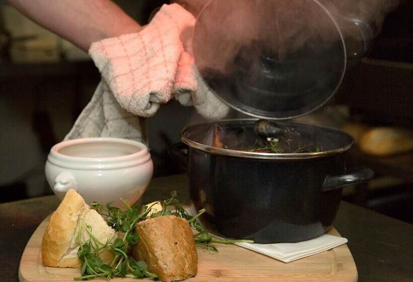 פונדק The Norman Knight Whichford