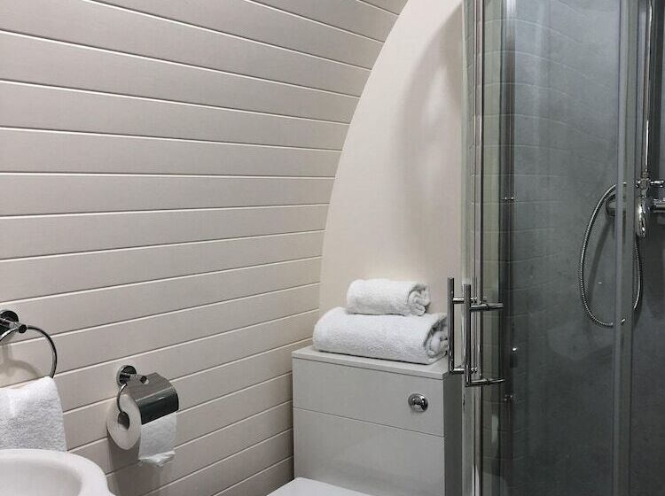 פונדק The Norman Knight Whichford