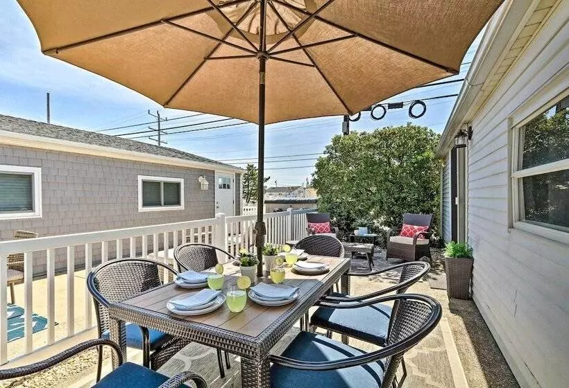 Beachy Lavallette Cottage W/ Outdoor Shower, Patio