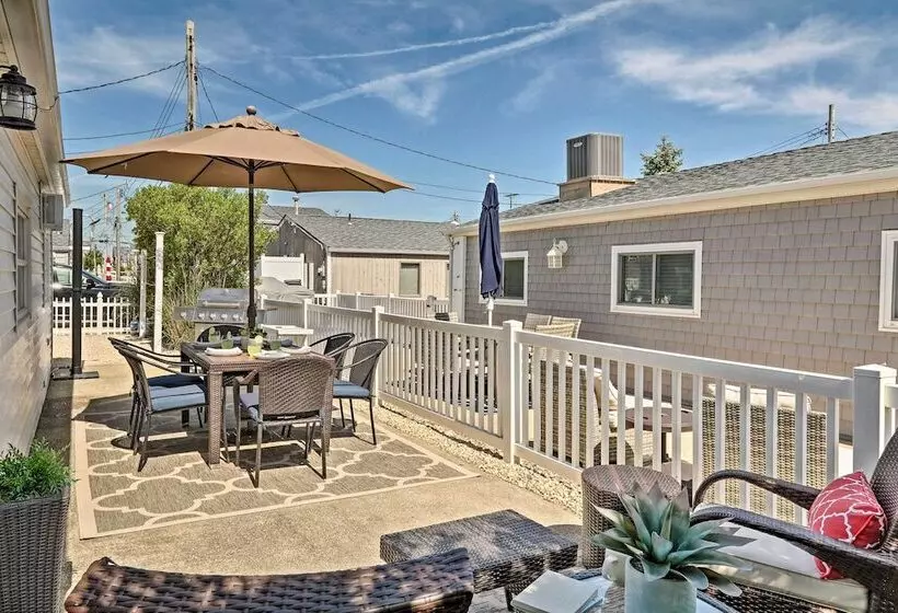 Beachy Lavallette Cottage W/ Outdoor Shower, Patio