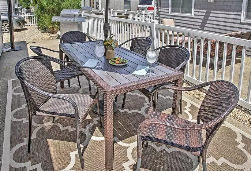 Beachy Lavallette Cottage W/ Outdoor Shower, Patio