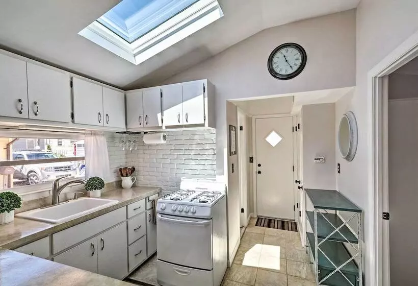 Beachy Lavallette Cottage W/ Outdoor Shower, Patio