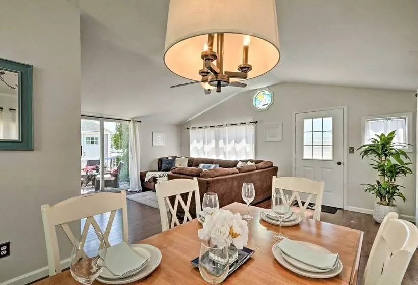 Beachy Lavallette Cottage W/ Outdoor Shower, Patio