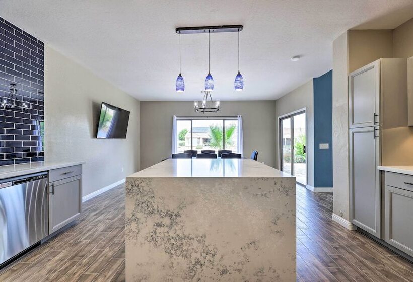 Beautiful Lakefront Peoria Home W/ Community Pool