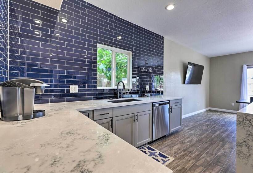 Beautiful Lakefront Peoria Home W/ Community Pool