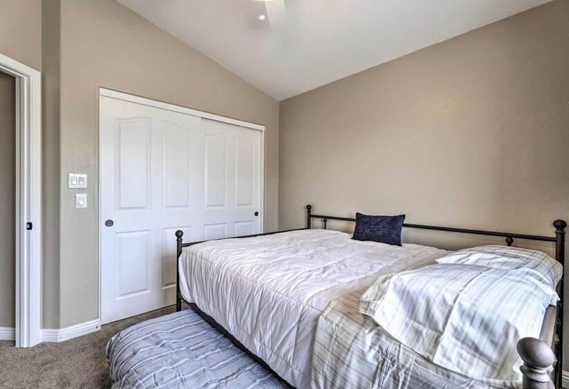 Beautiful Lakefront Peoria Home W/ Community Pool