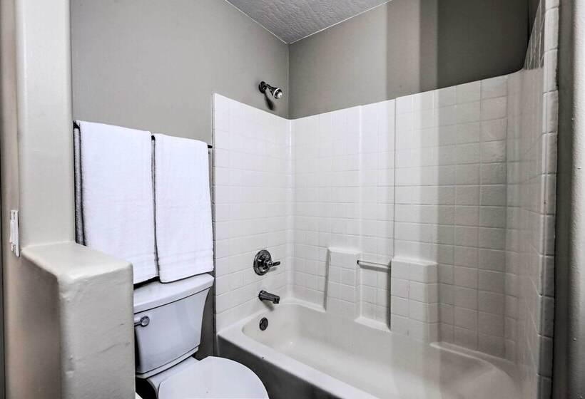 Beautiful Lakefront Peoria Home W/ Community Pool