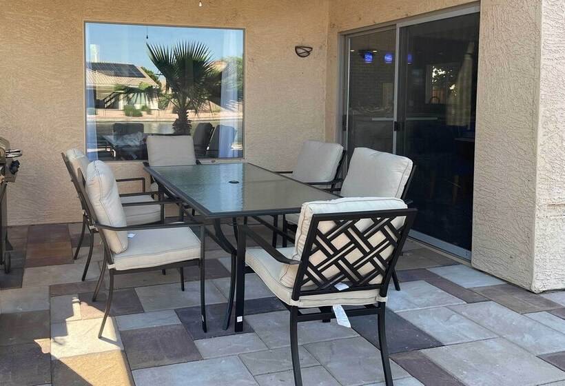 Beautiful Lakefront Peoria Home W/ Community Pool