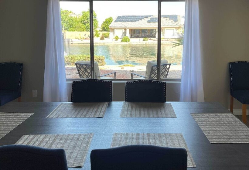 Beautiful Lakefront Peoria Home W/ Community Pool
