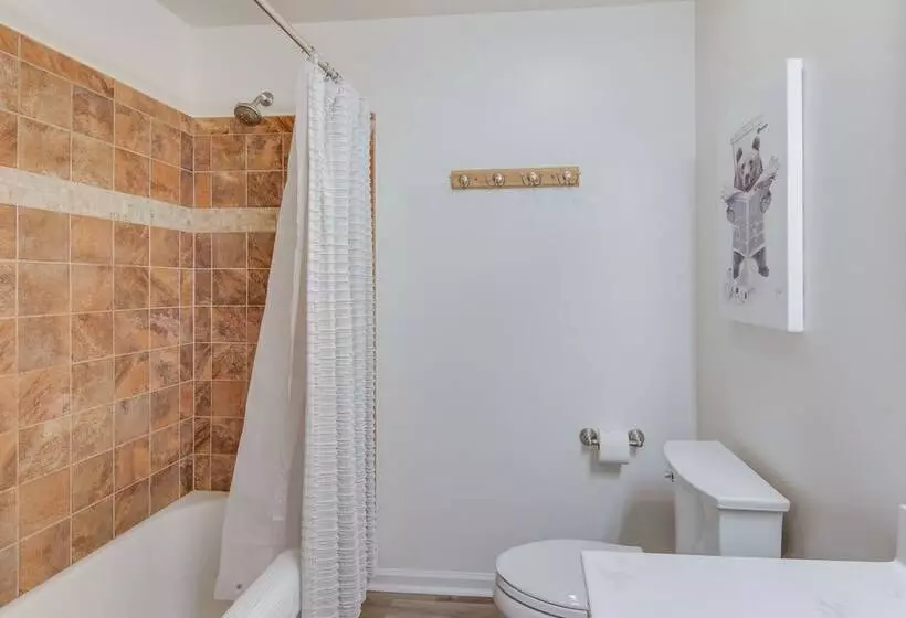 Bright Asheville Retreat With Hot Tub & Decks!