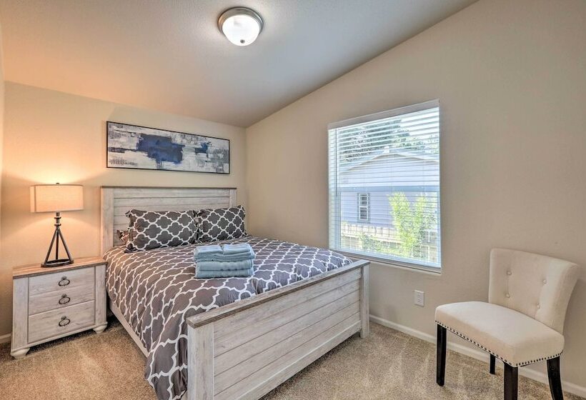 Bright & Modern Flagstaff Cottage Escape!