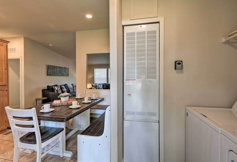 Bright & Modern Flagstaff Cottage Escape!