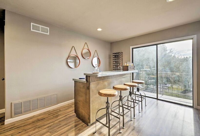 Bright N Breezy Waterfront Lake Granbury Getaway!