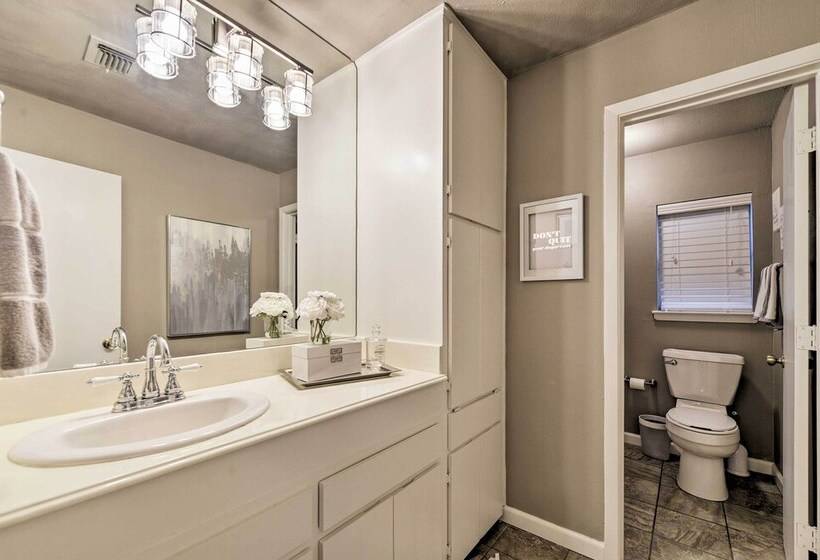 Bright N Breezy Waterfront Lake Granbury Getaway!