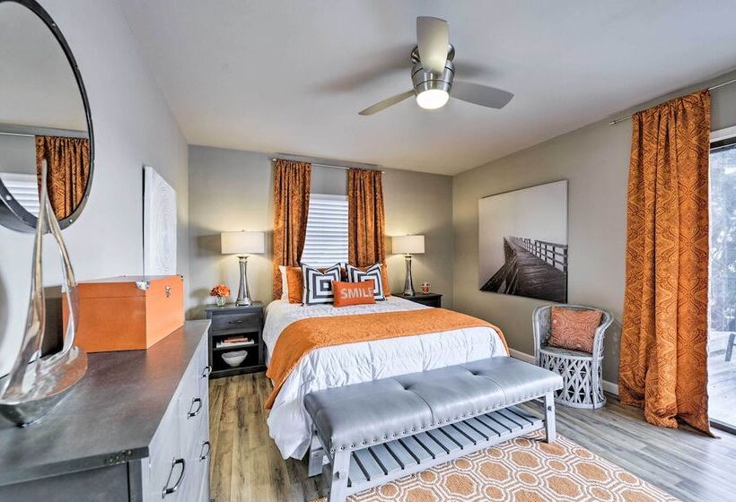 Bright N Breezy Waterfront Lake Granbury Getaway!