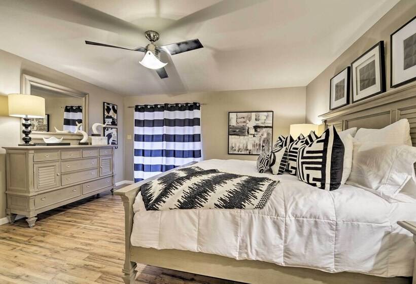 Bright N Breezy Waterfront Lake Granbury Getaway!