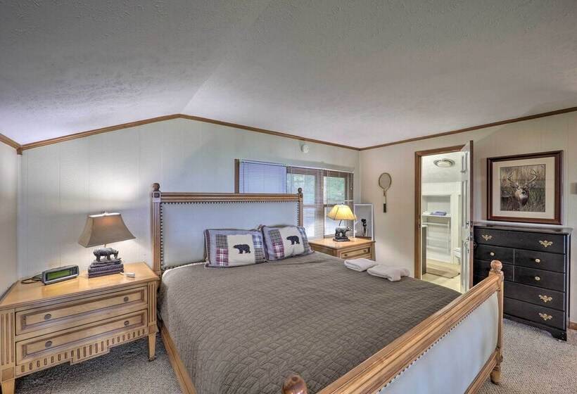 Hot Tub & Scenic Views: Beech Mountain Retreat