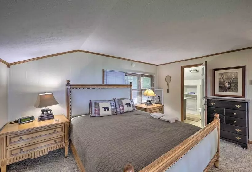 Hot Tub & Scenic Views: Beech Mountain Retreat