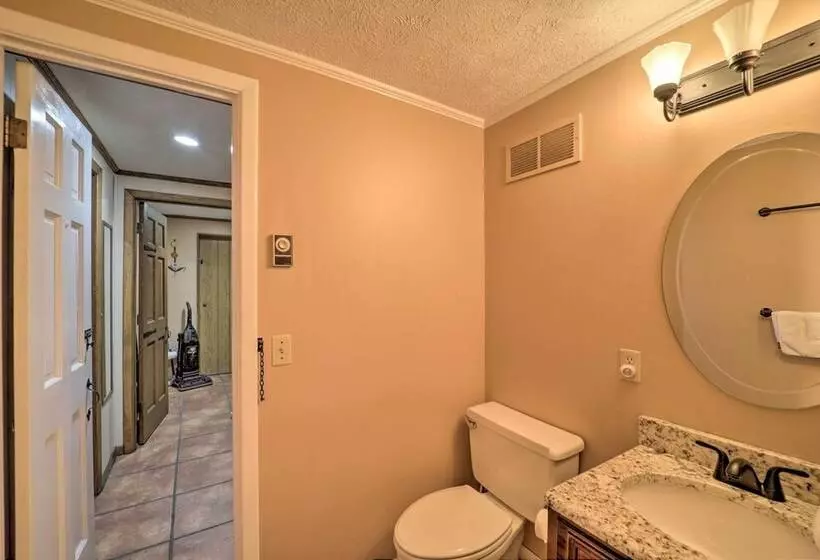 Hot Tub & Scenic Views: Beech Mountain Retreat