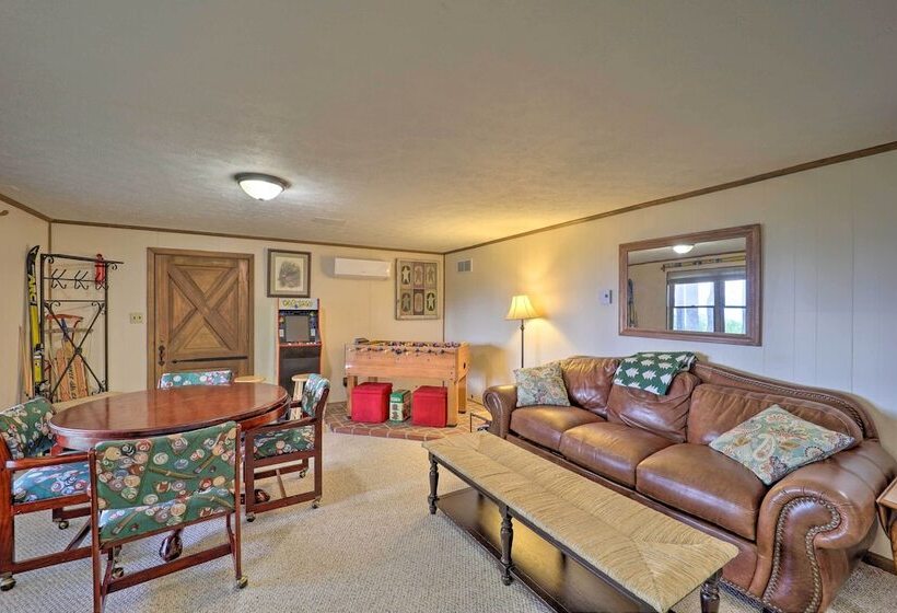 Hot Tub & Scenic Views: Beech Mountain Retreat