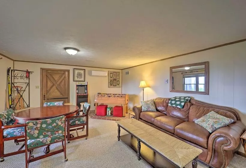 Hot Tub & Scenic Views: Beech Mountain Retreat