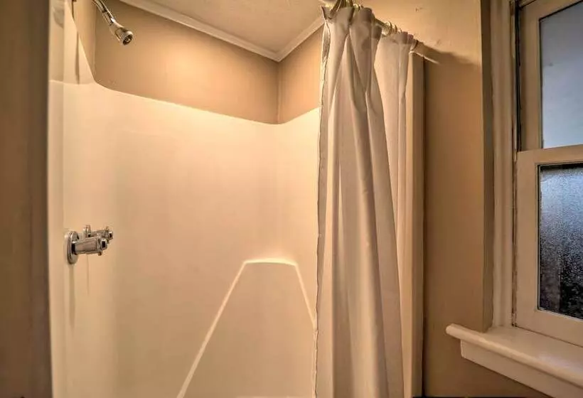 Hot Tub & Scenic Views: Beech Mountain Retreat