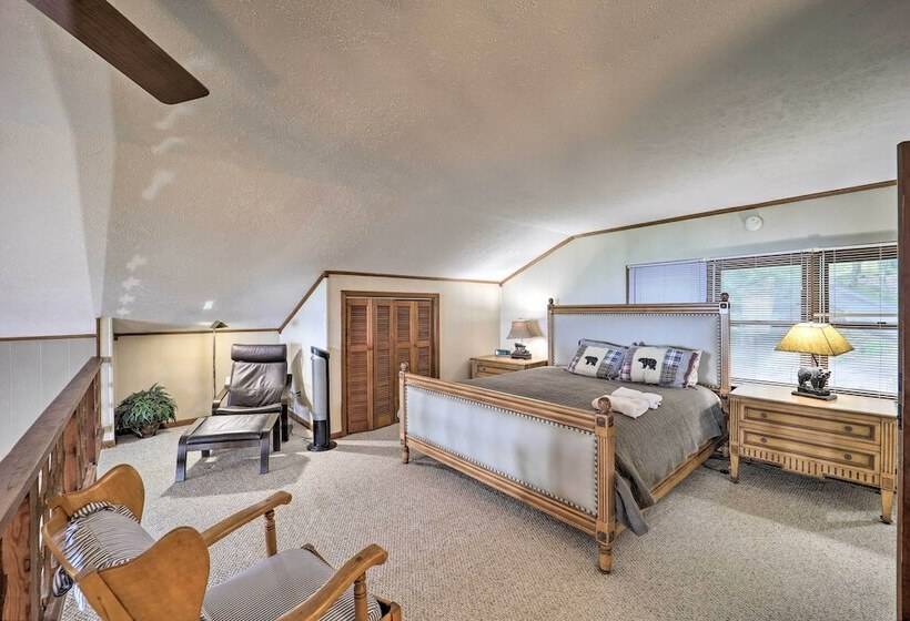 Hot Tub & Scenic Views: Beech Mountain Retreat