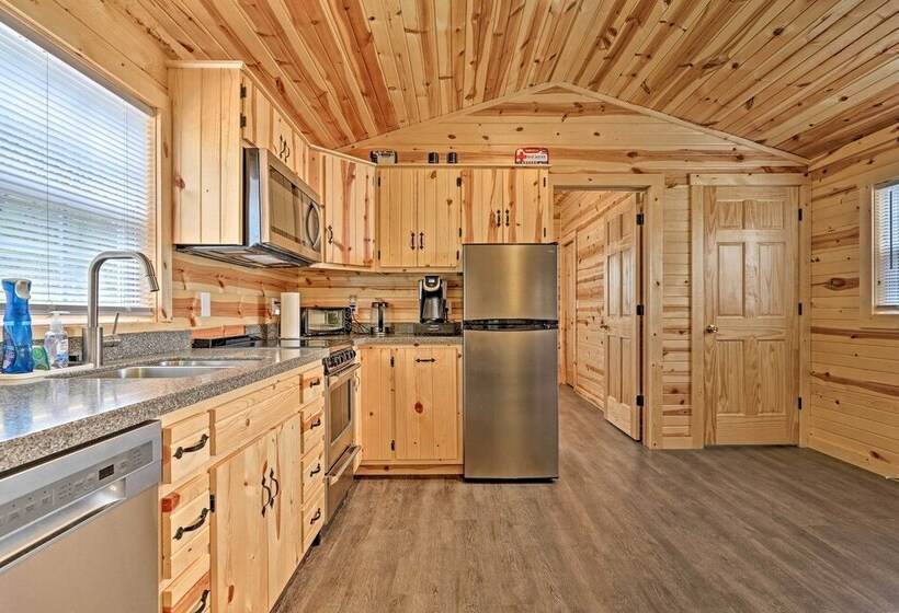 Cozy Bidwell Cabin W/ Deck: Trail & Creek Access!