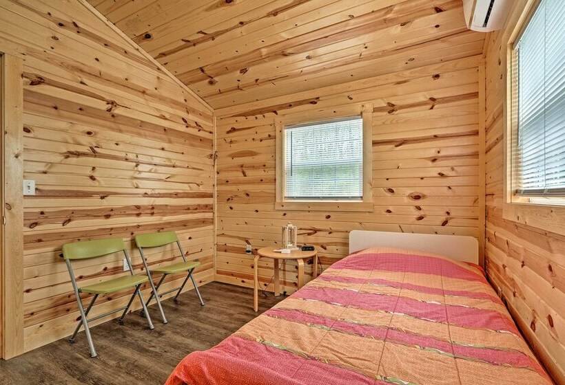 Cozy Bidwell Cabin W/ Deck: Trail & Creek Access!