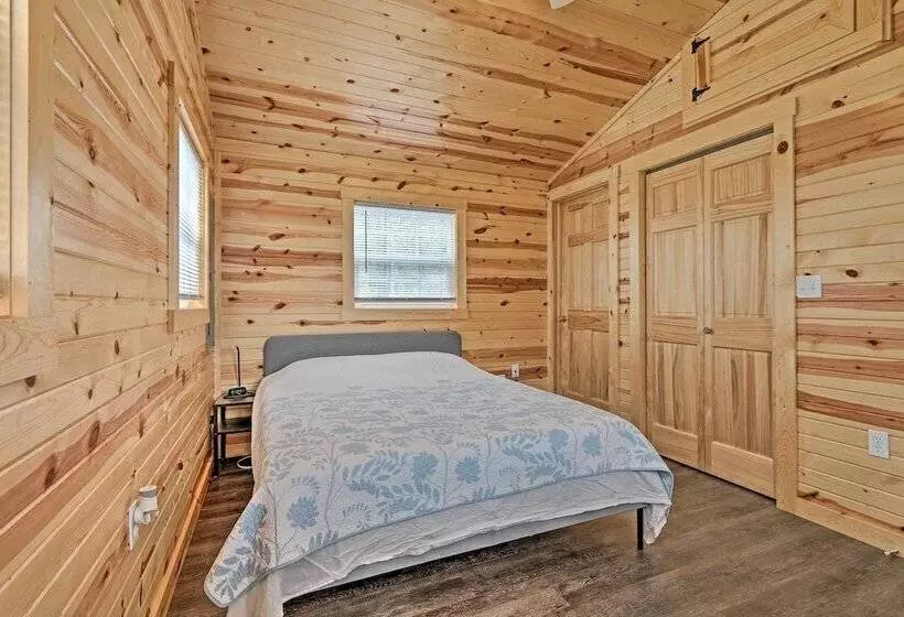 Cozy Bidwell Cabin W/ Deck: Trail & Creek Access!