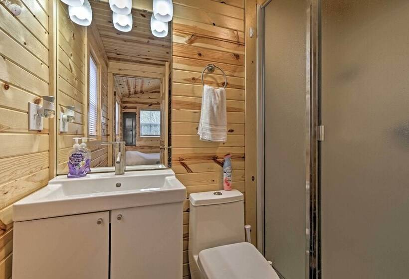 Cozy Bidwell Cabin W/ Deck: Trail & Creek Access!