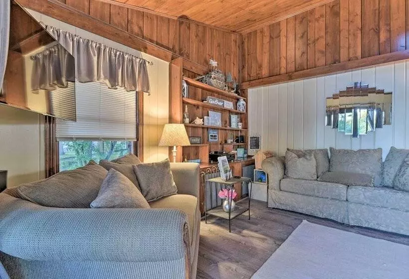 Cozy Lakefront Lapeer House W/ 2 Paddle Boats!