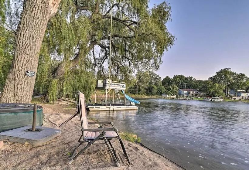 Cozy Lakefront Lapeer House W/ 2 Paddle Boats!