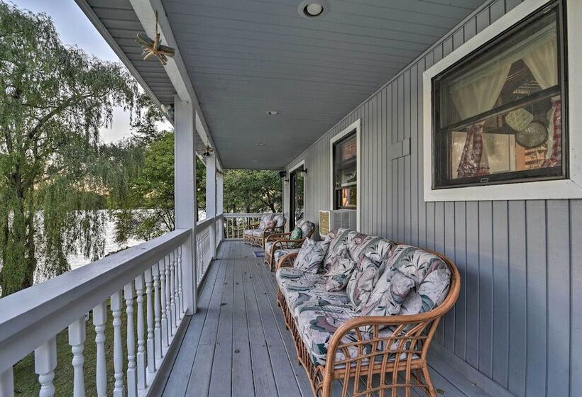 Cozy Lakefront Lapeer House W/ 2 Paddle Boats!