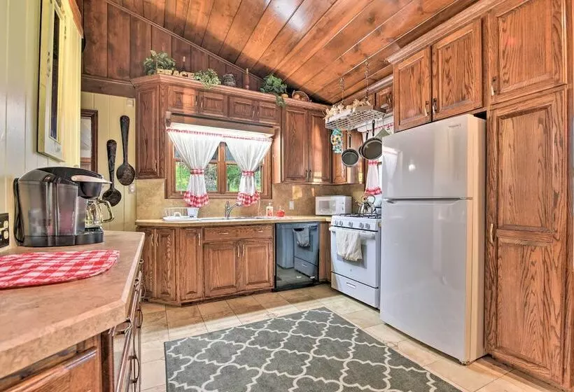 Cozy Lakefront Lapeer House W/ 2 Paddle Boats!