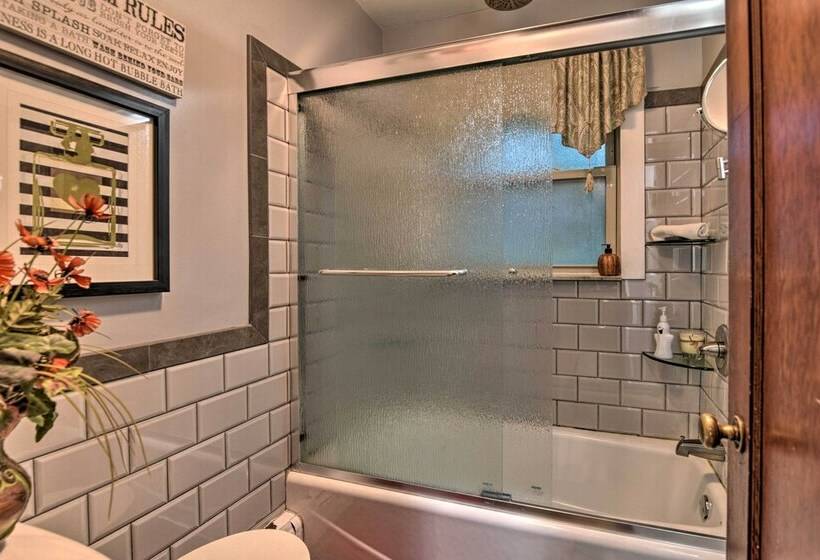 Cozy Lakefront Lapeer House W/ 2 Paddle Boats!