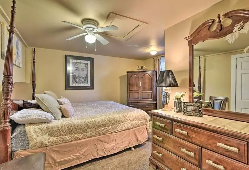 Cozy Lakefront Lapeer House W/ 2 Paddle Boats!