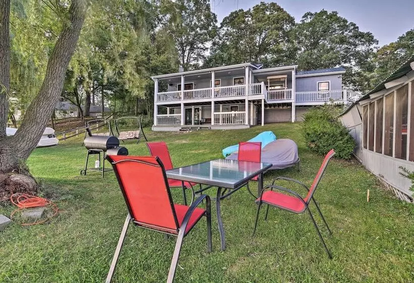 Cozy Lakefront Lapeer House W/ 2 Paddle Boats!