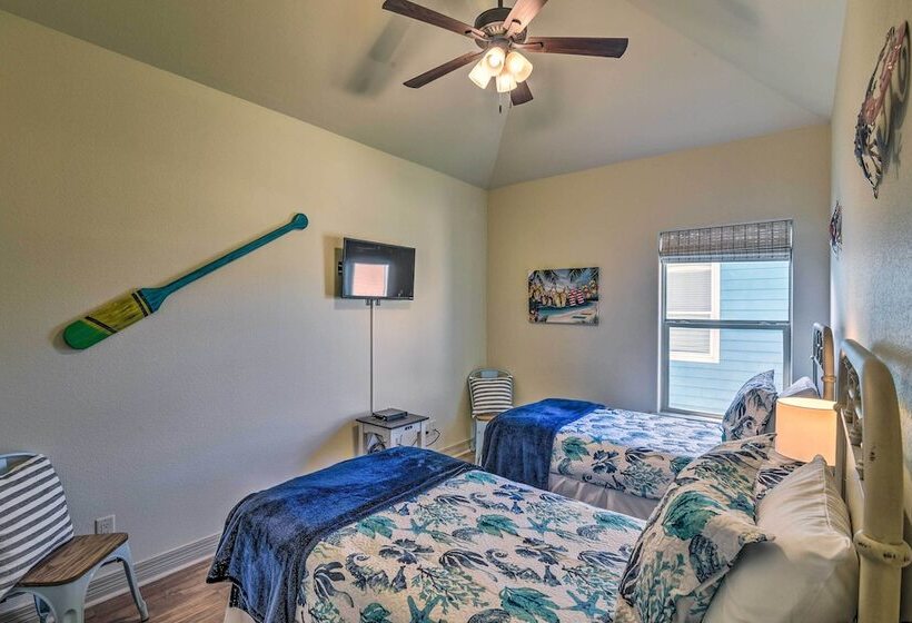 Walk To Shore: Family Retreat In Crystal Beach!