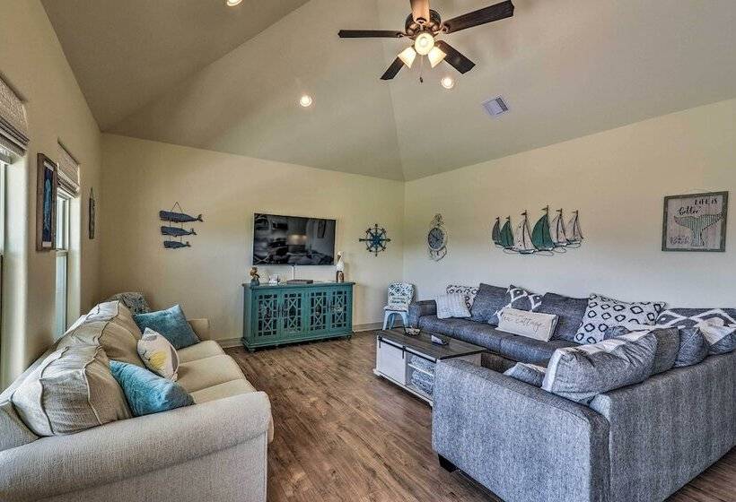 Walk To Shore: Family Retreat In Crystal Beach!