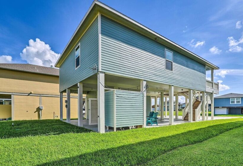 Walk To Shore: Family Retreat In Crystal Beach!