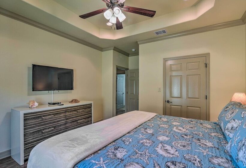 Walk To Shore: Family Retreat In Crystal Beach!