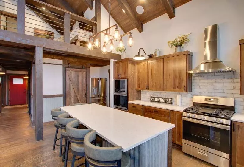 Dazzling Cle Elum Home W/ Game Room & Fire Pit!