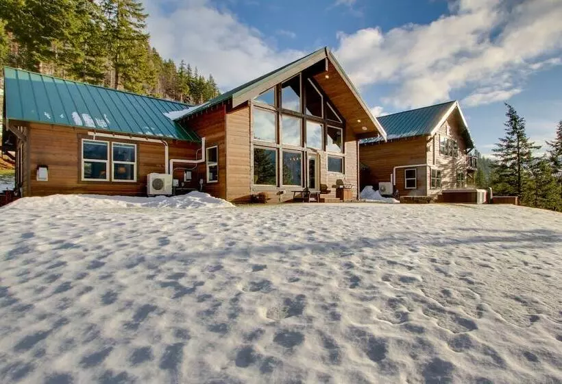 Dazzling Cle Elum Home W/ Game Room & Fire Pit!