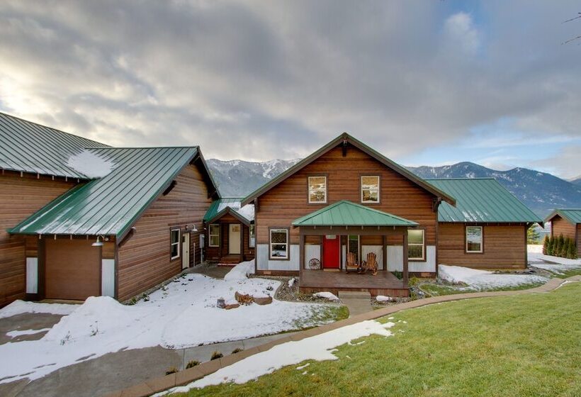 Dazzling Cle Elum Home W/ Game Room & Fire Pit!