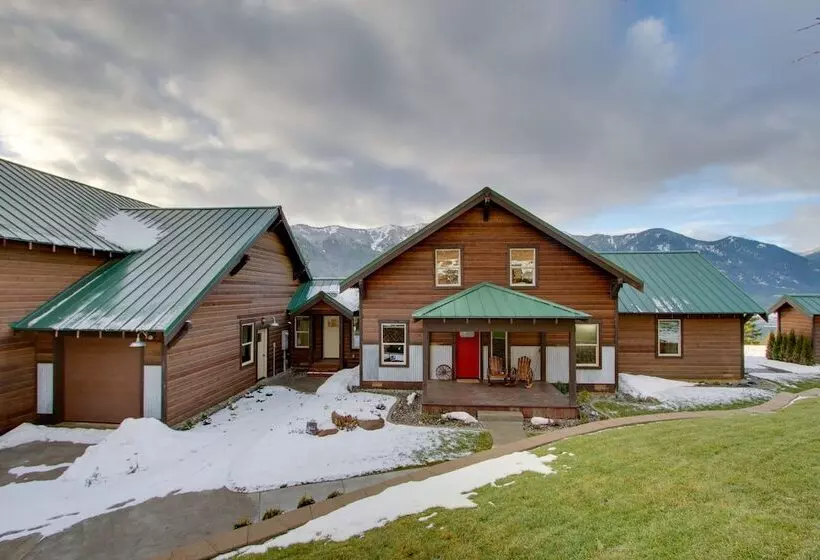 Dazzling Cle Elum Home W/ Game Room & Fire Pit!