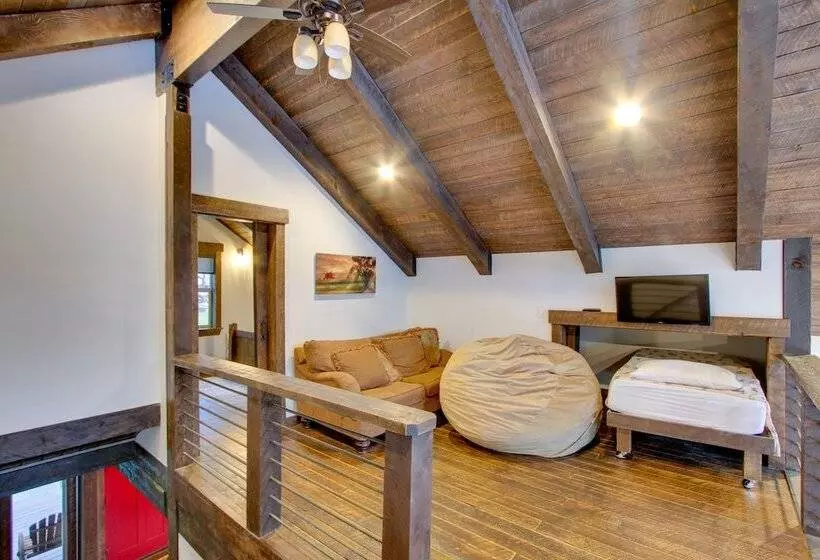 Dazzling Cle Elum Home W/ Game Room & Fire Pit!