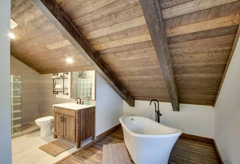 Dazzling Cle Elum Home W/ Game Room & Fire Pit!